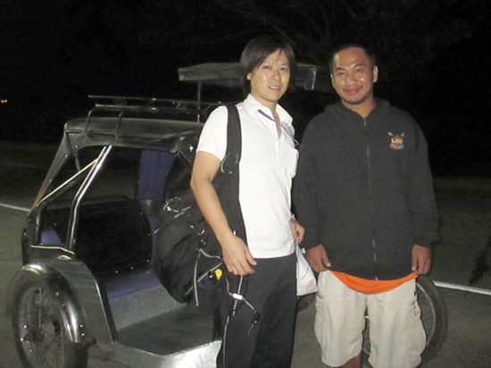 徳永さんと現地のタクシードライバーとの記念写真