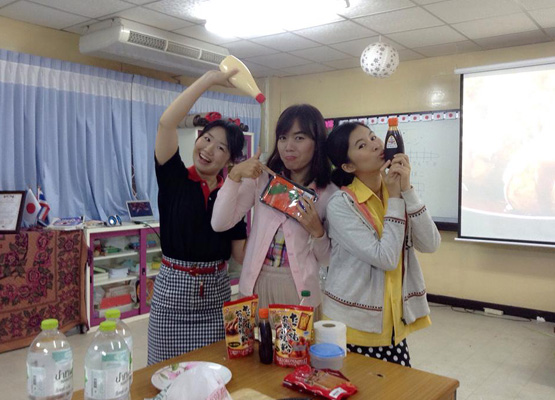 繪野澤さんと女性教員二人の写真
