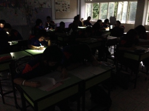 停電で暗くなった教室の写真