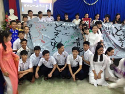 日本とベトナムの地図を書いた大きな布を持った生徒たちの写真
