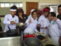 調理室の生徒たちの写真