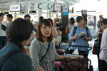 空港を出発する日本語パートナーズの写真1