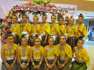 タイ舞踊の衣装を着ている集合写真