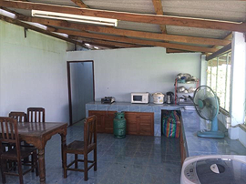 炊飯器などの家電や扇風機も置いてある、広い共同キッチンの写真
