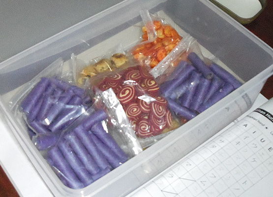 袋に包まれた紫や赤色の写真
