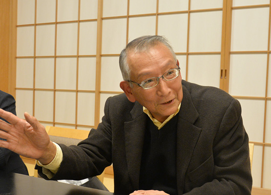 座談会で語る上田さんの写真