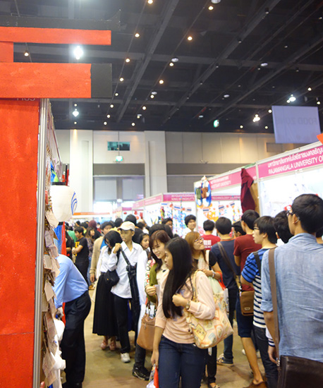 大勢の客で混雑したJAPAN EXPO IN THAILAND 2015の写真