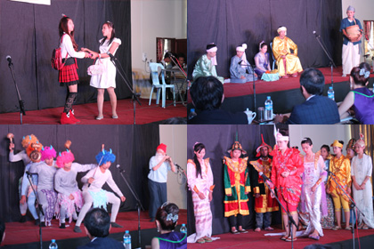 日本語劇を演じる各校の生徒たちの写真