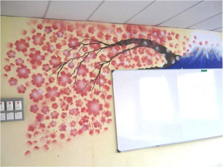 写真2　色が塗られた木の枝に、沢山貼られた桜の花
