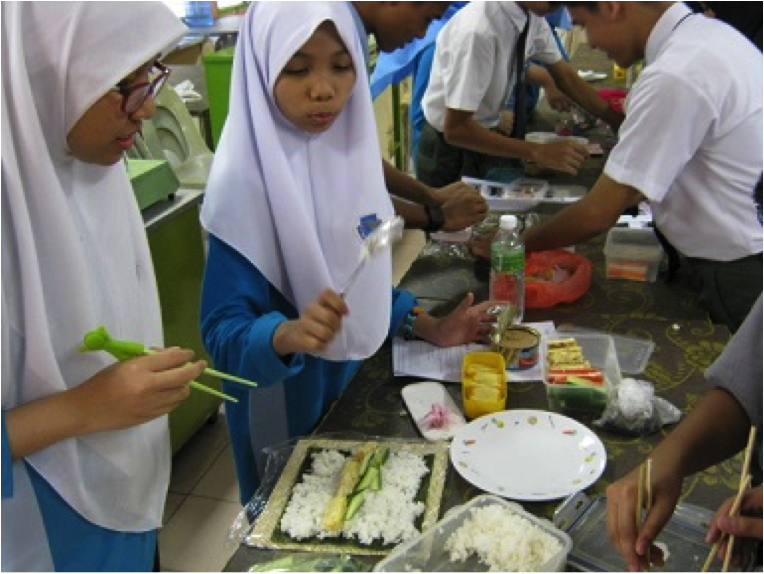 写真4　巻き寿司を作る生徒