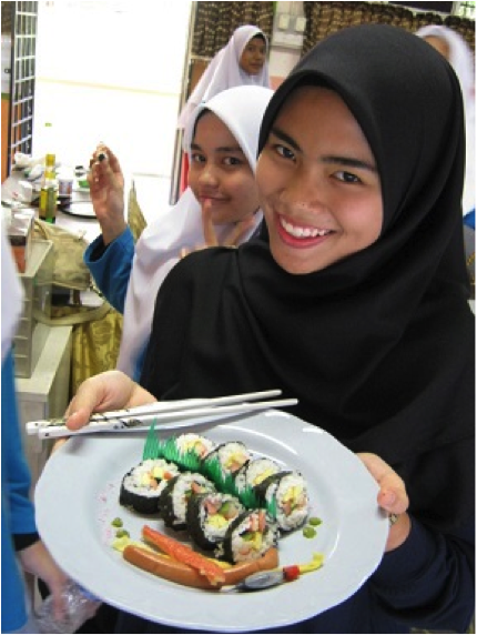 写真6　巻き寿司を見せる生徒の写真
