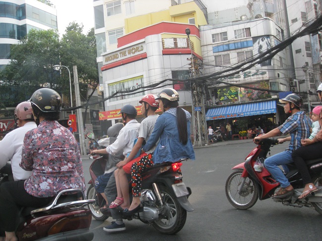 5人乗りしているバイクスクーターの写真