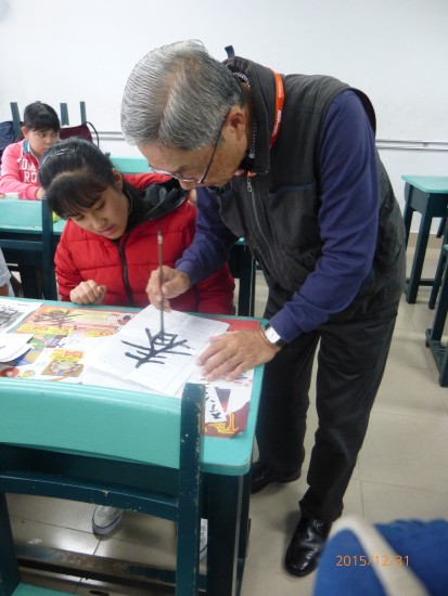 書道を教える花村さんと生徒の写真