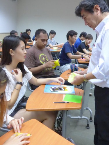 生徒に折り紙を教える渡邊さんの写真