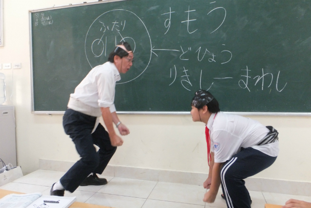 相撲をとる松川さんと生徒の写真