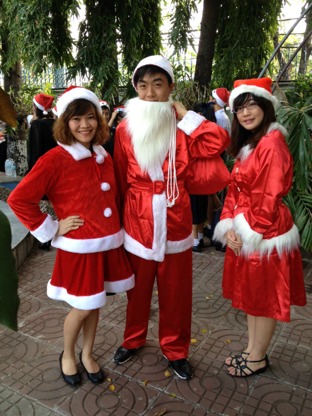 サンタ衣装を着た生徒たちの写真