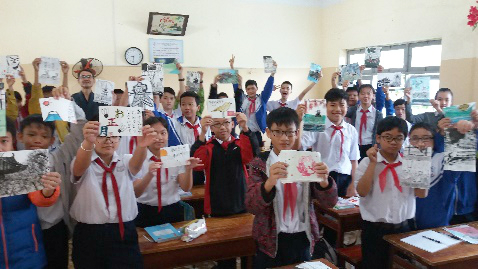 春日中学校から年賀状が届き喜ぶ、ベトナム・レロイ中学校の生徒たちの写真