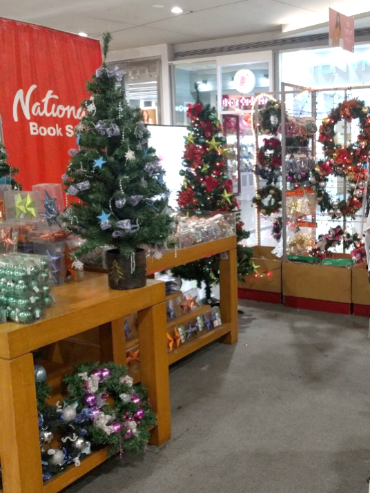 クリスマスツリーや飾りが売られているお店の写真
