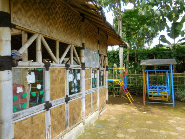 校舎と校庭の一部を写した写真