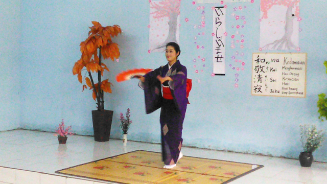 日本舞踊を踊る宮寺さんの写真