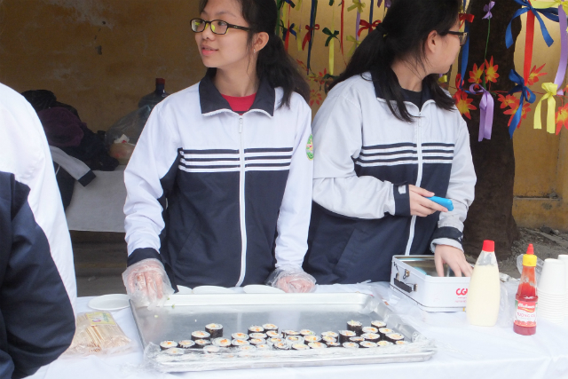 手巻き寿司を売る生徒の写真
