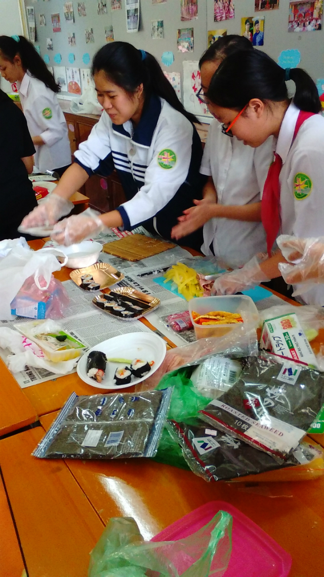 手巻き寿司をつくる生徒たちの写真