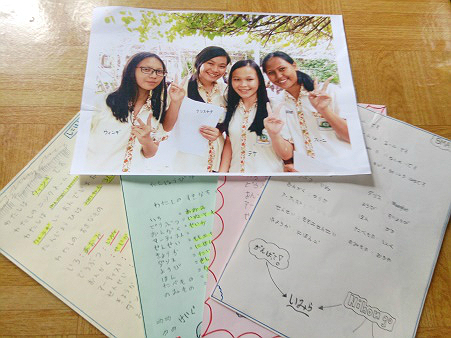 写真が同封された手紙や日本語が沢山書かれた手紙の写真