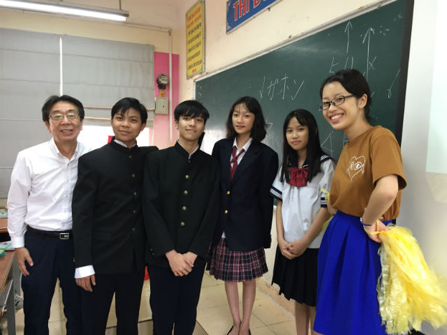 日本の制服を着た生徒たちの写真