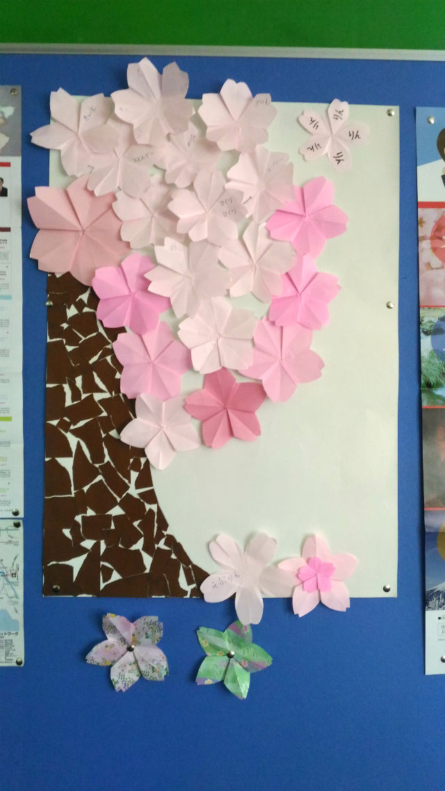 折り紙の桜で飾られた教室の壁の写真
