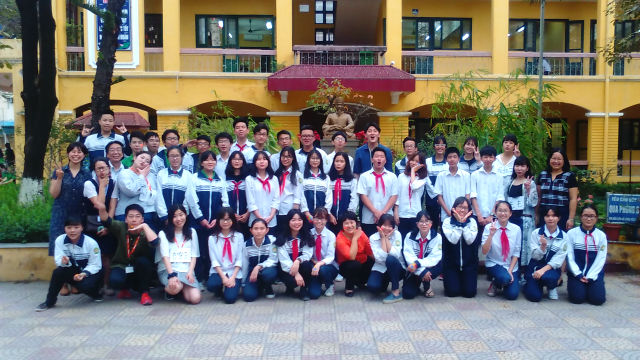 長崎大学生とラントゥオン中学校の生徒たちの集合写真