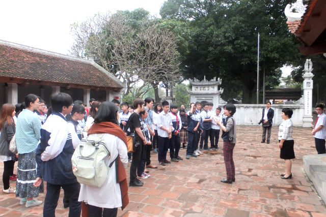 大阪大学生とベトナム中学生の校外学習の写真