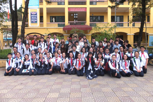 大阪大学生とベトナム中学生の集合写真