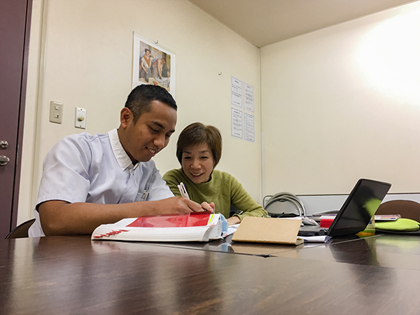 日本のインドネシア人看護師候補者と島田さんの写真