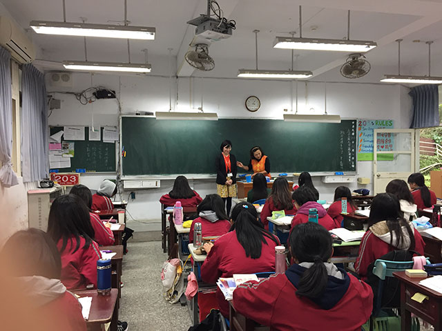 オレンジ色の服を着た先生と斎藤さんの写真