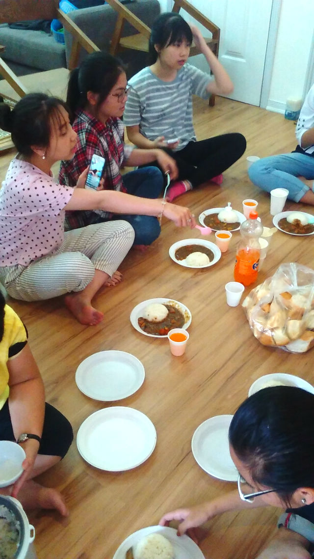 カレーライスを食べる生徒たちの写真