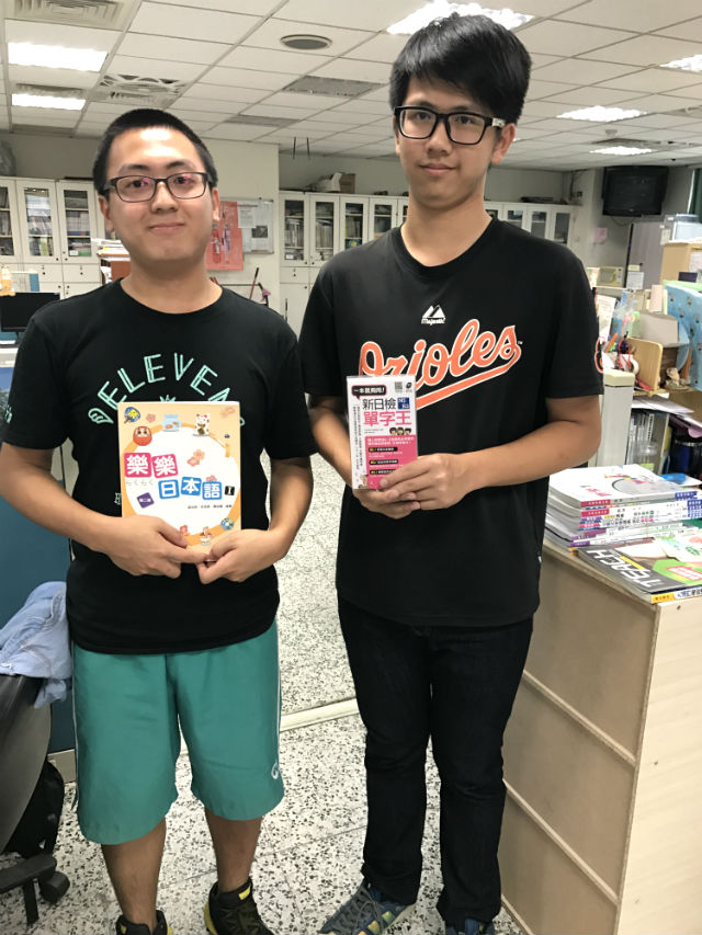 日本語教材を持ったふたりの生徒の写真