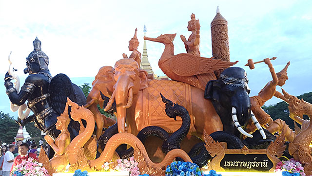 ろうそくでできた仏像や象、神話の生き物の山車の写真