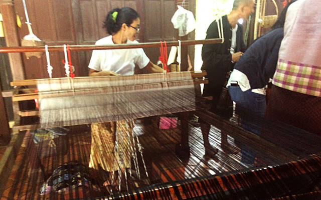 布を織る職人の写真