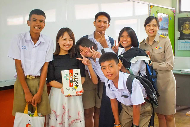 生徒たちと平田さんの記念写真