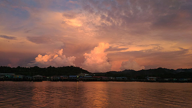 ブルネイ ガドンの夕暮れの風景写真