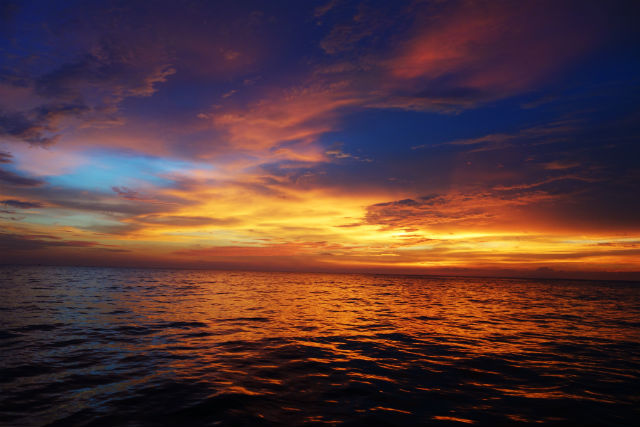 青とオレンジの鮮やかな夕焼けの写真
