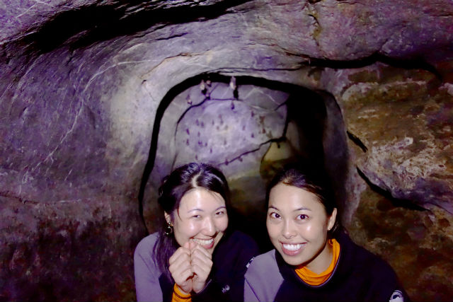 コウモリのいる洞窟で記念写真
