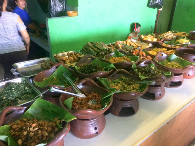 沢山の種類のインドネシア料理の写真