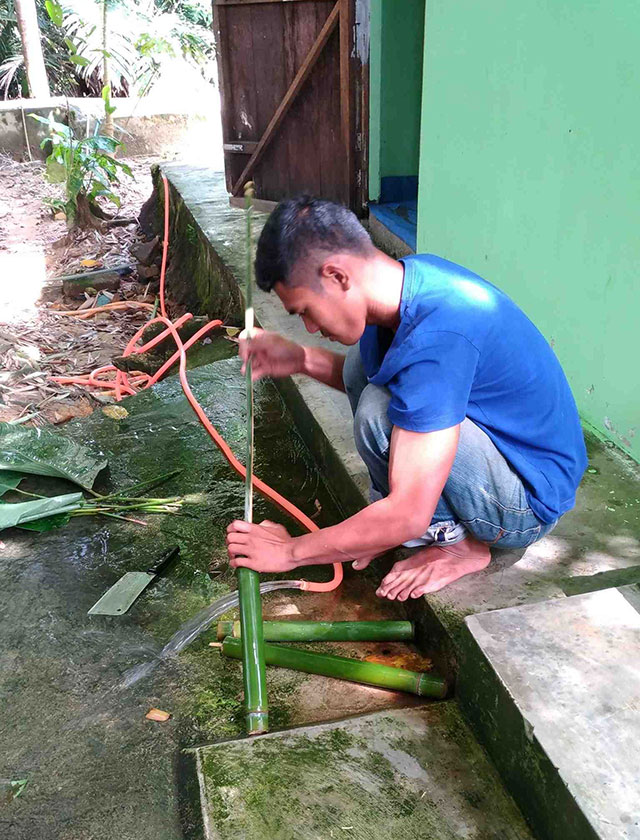 レマン作りの職人が竹を洗っている写真