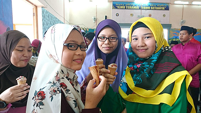 アイスを食べている女子生徒たちの写真