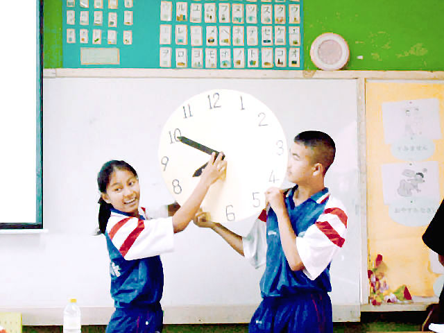 時計の教材を使った授業の様子の写真