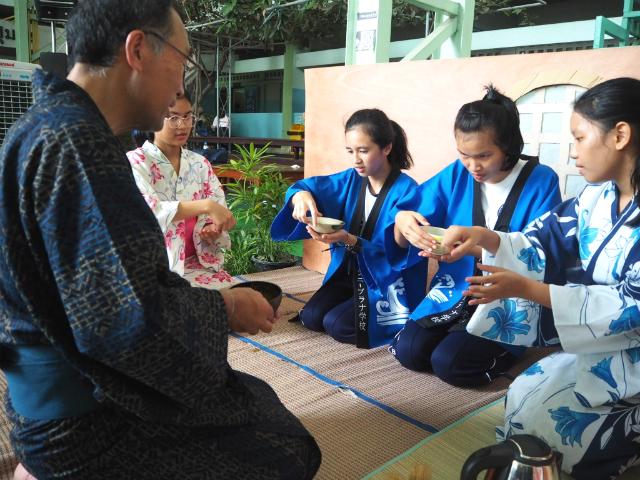 茶道の指導をする阿井さんと茶道体験をする生徒たちの写真