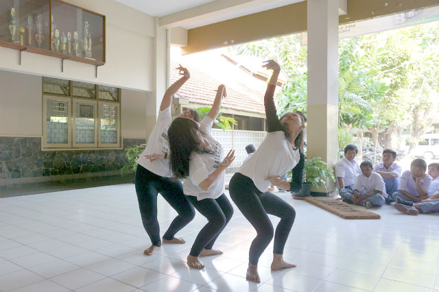 モダンダンスを踊る女子生徒たちの写真