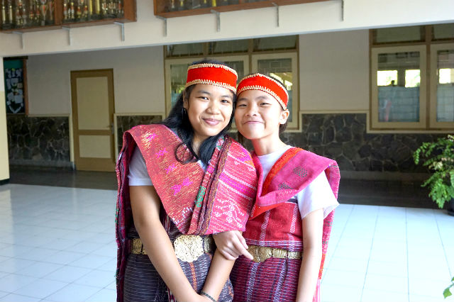 伝統衣装を着た女子生徒ふたりの写真