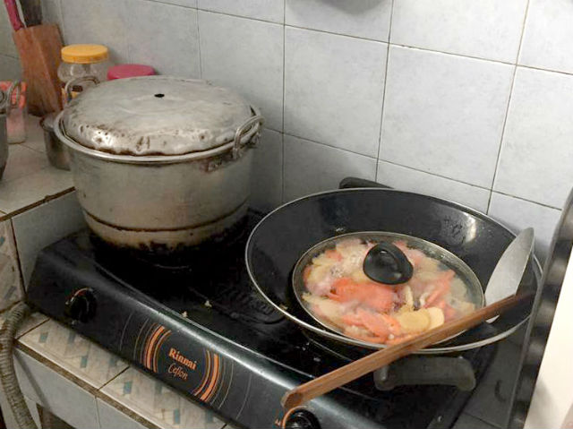 鍋で料理を作っている写真
